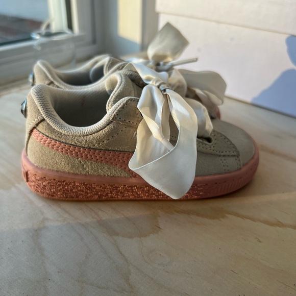 Puma Kids White and Pink Sneakers with Bows - Picture 5 of 7